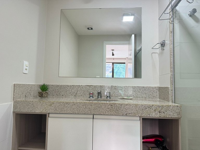 Apto Decorado com 2 suítes em Itaipava